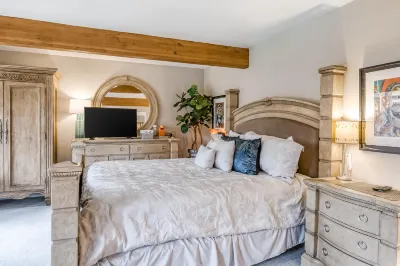 Contemporary, dog-friendly townhouse with dry sauna & private beach, sleeps 6