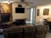 Aimee's Retreat on Robinson! Convenient to University of OK in Norman!