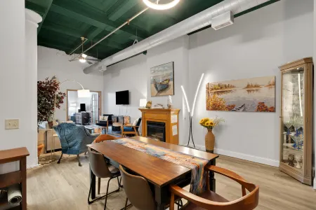 Access to Local Attractions and Pool - Gorgeous Modern Retreat Отели в г. Дулут