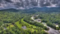 Heated Saltwater Pool and Ski Resort Access - Cozy Mountain Retreat فنادق في كيلنغتون