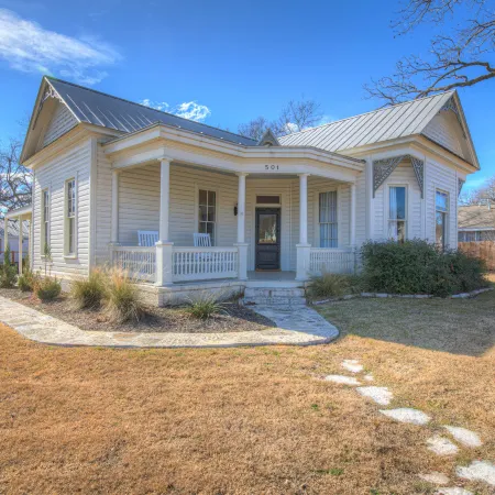 Gorgeous Home 1 Blk from Main with Hot Tub & Fire Pit!