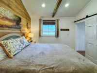 Wagon Wheel Cottage Couples Getaway in the Country Hotels in McLennan County
