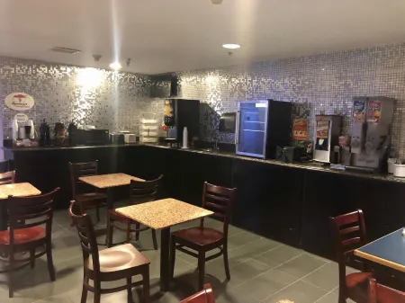 Delavan Inn and Suites Отели в г. Делаван