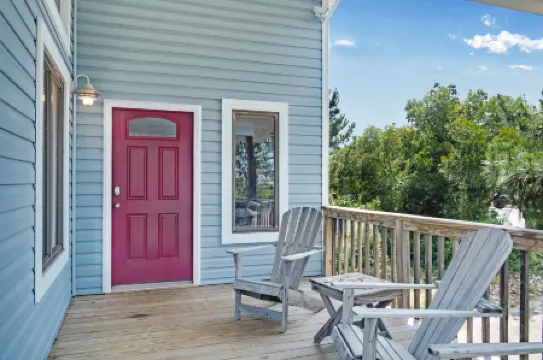 Charming Coastal Escape with Deck and Scenic Sunsets - Delightful Haven