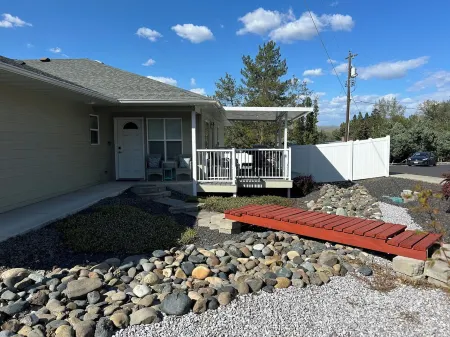 Charming Lewiston, Idaho Get-Away!  Wifi, King Bed, Pet Friendly