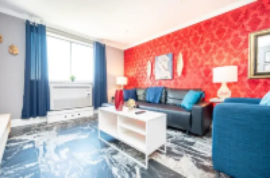 Charming Skyline Views and Cozy Living Space - Elegant City Retreat