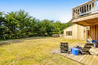 Dreamy coastal home near the bluffs with trails, grill, deck & pool Hotels in Sea Ranch