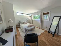 Charming Garden Retreat with Modern Design - Inviting and Tranquil