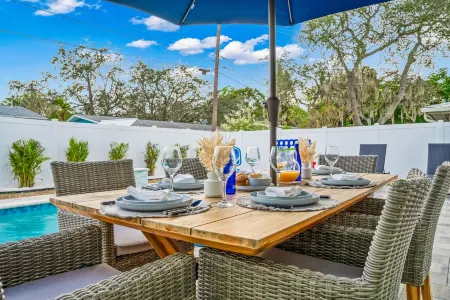 Heated Pool and Cozy Outdoor Retreat - Charming Clearwater Haven Отели рядом с достопримечательностью «Парк Лейк Вилла»