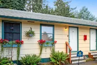 Dog-friendly, retro motel suite near the bayshore with firepit & WiFi Hotels in Pacific County
