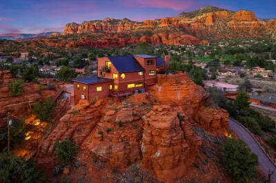 Ravens Rock Retreat: Clifftop Estate w/ 360 Views Hotels in Village of Oak Creek