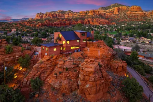Ravens Rock Retreat: Clifftop Estate w/ 360 Views