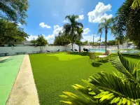Shared Pool and Mini Golf Area with Fire Pit - Spacious Getaway Hotels in Clearwater
