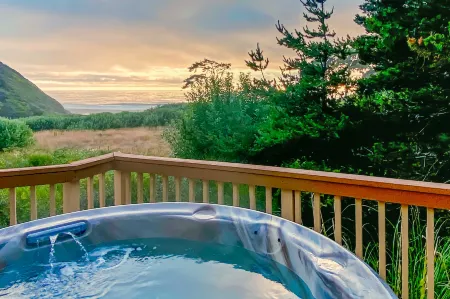 Ocean-Facing Decks and Hot Tub - Amazing Coastal Sanctuary