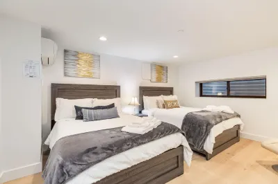 Modern Suite with Full Kitchen and Parking - Charming Cozy Retreat