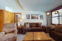 Perfect suite with private sunroom, full kitchen, & hot tub - walk to lift Hotels in Copper Mountain