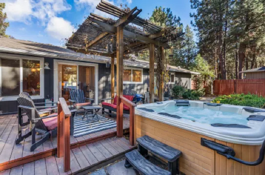 Spacious Hot Tub and Gourmet Kitchen - Charming Stylish Haven