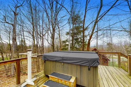 Ski-in/out home with a hot tub, fireplace, cable & golf nearby Отели рядом с достопримечательностью «Окмо Маунтин Резорт»