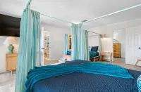 Heated Pool and Game Room Oasis - Stunning Waterfront Escape Hotels in Largo