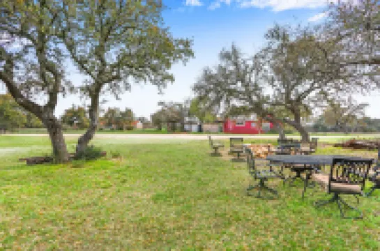 Enchanting Retreat with Panoramic Views - Rustic Luxury Oasis