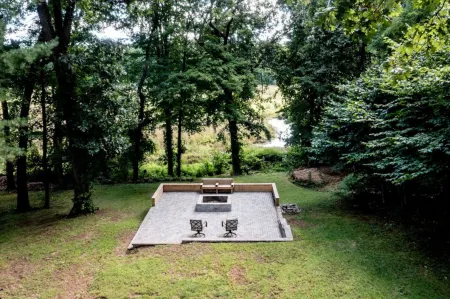 Spacious Haven with Fire Pit and Scenic Yard - Charming Retreat Отели рядом с достопримечательностью «Karabin Farms»