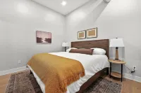 Private Rooftop Deck and Hot Tub with Bay Views - Stylish Modern Loft Hotels in Solon Township