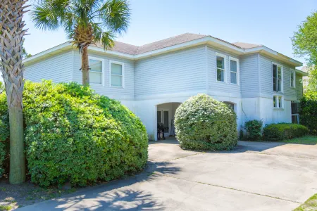 "Doc's Beach House"  Just Across from the Ocean on Sullivan's! Great Ocean Views!