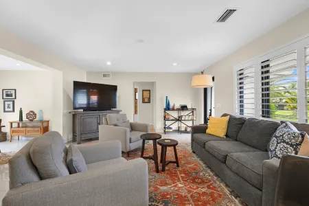 Cozy Heated Pool and Serene Outdoor Oasis - Stunning Escape