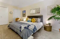 Downtown Lake Geneva-Coast to Coast |NYC and LA Themed Apartments |Onsite Parking |Heart of Main St Hotel di Lake Geneva