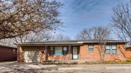 Harmony Home - 4/2 sleeps 11, 1 mile to Texas Tech