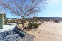 Cozy Secluded Retreat - Views, Sunroom, Spacious Patio, BBQ Hotels in Twentynine Palms