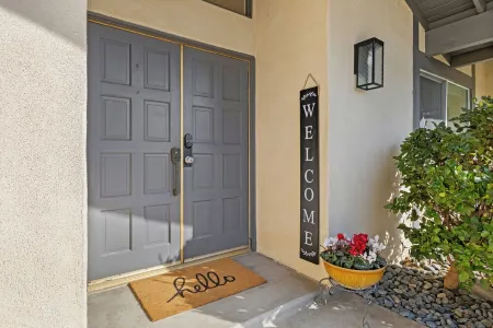 Entire condo in Bakersfield with WiFi, AC Отели рядом с достопримечательностью «River Walk»