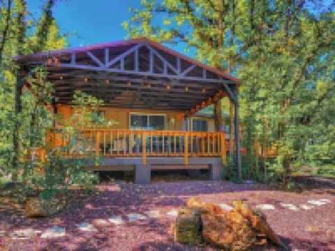 Creekside Retreat - Charming Cabin w/Deck, A/C, Firepit, & Billy Creek View