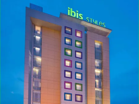 Ibis Styles Solo Отели рядом с достопримечательностью «Balekambang Park»