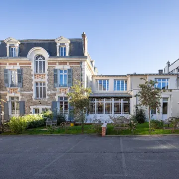 La Maison Blanche Hotels near Bernardaud Porcelain Factory