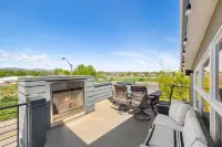 Elegant Oasis - Fireplaces, King Beds, Mtn Views! - Bjergudsigt