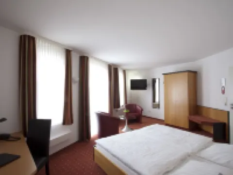 โรงแรมอัม เบราเนิน เฮิร์ช โรงแรมในเซลเลอ