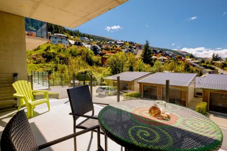 Brookside Gem - Modern 2 Bedroom Apartment Отели рядом с достопримечательностью «Skyline Luge Queenstown»