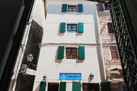 Studios Belvi Отели рядом с достопримечательностью «Kampana Tower»