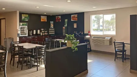 Quality Inn & Suites Near Downtown Bakersfield Отели рядом с достопримечательностью «Меканикс Банк Арена, Театр энд Конвеншен Сентер»