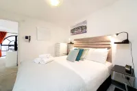 Stylish Flat Near St Pauls Cathedral Hotels in London