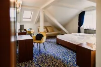 Korona Pension and Restaurant Hotel di 