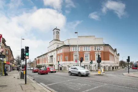 Mirrored Reflections Отели рядом с достопримечательностью «The Collective Old Oak»