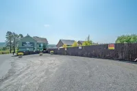 Entire Venue with Accommodation Sleeps up to 19 - Waterfall Country Escape Wales  호텔