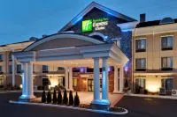 Holiday Inn Express & Suites Warminster - Horsham Hotel dekat The Red Stallion