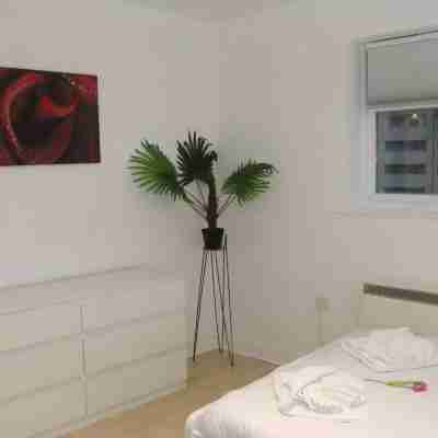 天際港灣現代2臥室公寓，提供免費停車和4K電視 Rooms