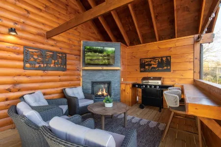 Parkway Paradise w/ Private Hot Tub Отели в г. Пиджен Фордж