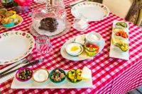 Betzel Ha'Ella - breakfast