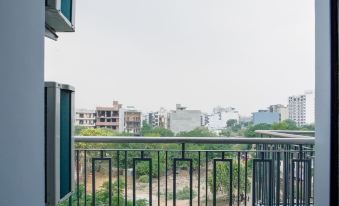 Saltstayz Select - Golf Course Road & Sector 57