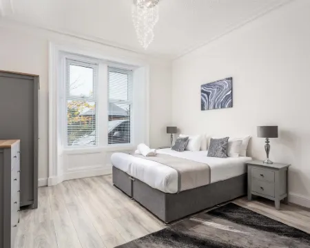 Cuthbert House - Donnini Apartments Hotels in Prestwick